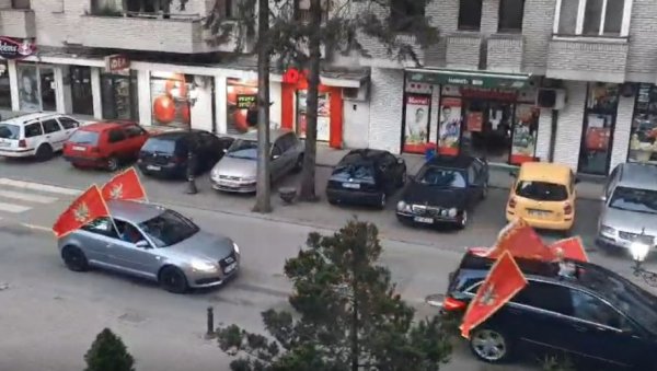 НЕДОСЛЕДНА ПОЛИЦИЈА У БИЈЕЛОМ ПОЉУ: Верницима забрањена, патриотама дозвољена ауто литија (ВИДЕО) НЕДОСЛЕДНА ПОЛИЦИЈА У БИЈЕЛОМ ПОЉУ: Верницима забрањена, патриотама дозвољена ауто литија (ВИДЕО)