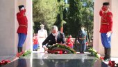 U OKOLNOSTIMA PANDEMIJE I PODELA: Crnogorci obeležili 13. jul, Dan državnosti U OKOLNOSTIMA PANDEMIJE I PODELA: Crnogorci obeležili 13. jul, Dan državnosti