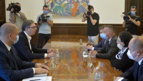 КОНСУЛТАЦИЈЕ О ФОРМИРАЊУ НОВЕ ВЛАДЕ: Вучић разговарао са представницима листе албанских партија КОНСУЛТАЦИЈЕ О ФОРМИРАЊУ НОВЕ ВЛАДЕ: Вучић разговарао са представницима листе албанских партија