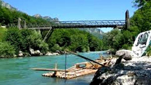 У 21 КАМПУ, ГОСТИЈУ УПОЛА МАЊЕ: Уместо рафтера, Таром весла Ковид-19. У 21 КАМПУ, ГОСТИЈУ УПОЛА МАЊЕ: Уместо рафтера, Таром весла Ковид-19.