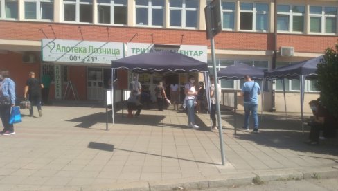 VELIKI REDOVI U TRIJAŽNOM CENTRU U LOZNICI: Lekari kao divovi VELIKI REDOVI U TRIJAŽNOM CENTRU U LOZNICI: Lekari kao divovi