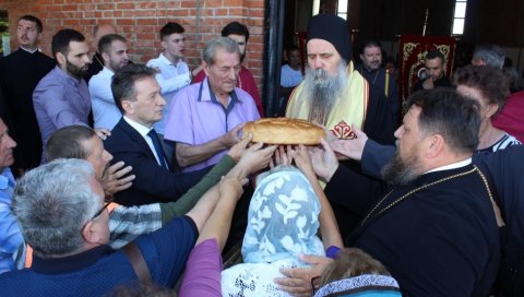 СЛУЖБА У ЧАСТ СВЕТИХ КОЗМЕ И ДАМЈАНА У УГЉЕВИКУ: Уз литургије све милије СЛУЖБА У ЧАСТ СВЕТИХ КОЗМЕ И ДАМЈАНА У УГЉЕВИКУ: Уз литургије све милије