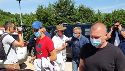 ПОТЕРА ЗА НОВАКОМ: Фанови у стопу прате Ђоковића током посете БиХ (ФОТО) ПОТЕРА ЗА НОВАКОМ: Фанови у стопу прате Ђоковића током посете БиХ (ФОТО)