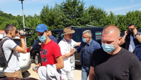 ПОТЕРА ЗА НОВАКОМ: Фанови у стопу прате Ђоковића током посете БиХ (ФОТО) ПОТЕРА ЗА НОВАКОМ: Фанови у стопу прате Ђоковића током посете БиХ (ФОТО)