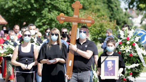 НЕКА ТЕ АНЂЕЛИ ЧУВАЈУ: Естрадни менаџер Бор Лалевић испраћен на вечни починак (ФОТО) НЕКА ТЕ АНЂЕЛИ ЧУВАЈУ: Естрадни менаџер Бор Лалевић испраћен на вечни починак (ФОТО)