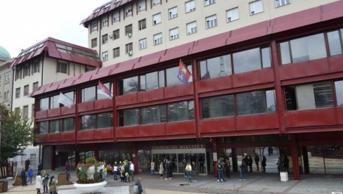 EKONOMSKI FAKULTET POSLE SASTANKA SA STUDENTIMA KOJI ŽELE DA UČE: Poziv na dijalog i da se spase akademska godina EKONOMSKI FAKULTET POSLE SASTANKA SA STUDENTIMA KOJI ŽELE DA UČE: Poziv na dijalog i da se spase akademska godina