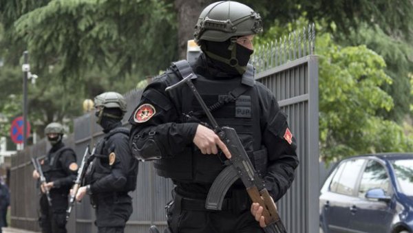 ПОЛИЦИЈА УПАЛА У ФАБРИКУ ДУВАНА ТАРА: Велика акција у Мојковцу у склопу борбе против шверца цигарета ПОЛИЦИЈА УПАЛА У ФАБРИКУ ДУВАНА ТАРА: Велика акција у Мојковцу у склопу борбе против шверца цигарета