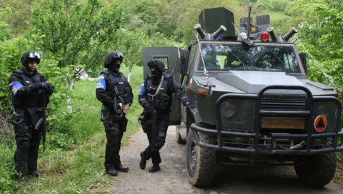 ЛАЖНА ДРЖАВА ПРОТЕРУЈЕ РУСЕ: Јуче их ухапсили уз срамно објашњење, ево шта је разлог демонстрације силе ЛАЖНА ДРЖАВА ПРОТЕРУЈЕ РУСЕ: Јуче их ухапсили уз срамно објашњење, ево шта је разлог демонстрације силе