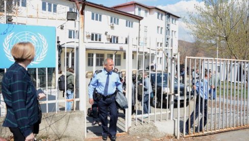 СКАНДАЛОЗАН ПОТЕЗ ЛАЖНЕ ДРЖАВЕ: Полиција упала у Дом здравља у Штрпцу, траже вакцине против короне! СКАНДАЛОЗАН ПОТЕЗ ЛАЖНЕ ДРЖАВЕ: Полиција упала у Дом здравља у Штрпцу, траже вакцине против короне!