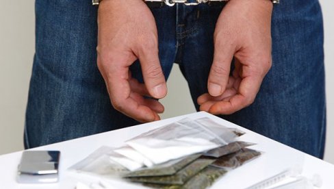KRIVIČNA PRIJAVA ZBOG DROGE: Iz auta bacio 45 grama „amfetamina“ KRIVIČNA PRIJAVA ZBOG DROGE: Iz auta bacio 45 grama „amfetamina“