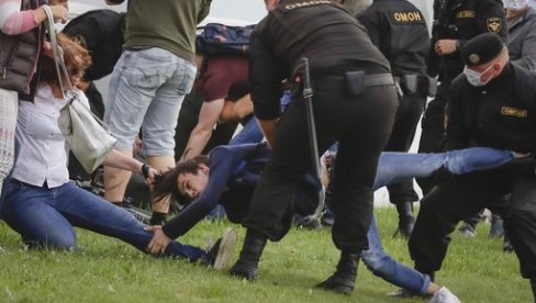 DEMONSTRACIJE U BELORUSIJI: CIK odbio kandidaturu Lukašenkovog protivnika (FOTO/VIDEO) DEMONSTRACIJE U BELORUSIJI: CIK odbio kandidaturu Lukašenkovog protivnika (FOTO/VIDEO)