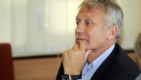 ВЕЛИКИ ГУБИТАК ЗА СРПСКИ ФУДБАЛ: Преминуо Владимир Влада Булатовић ВЕЛИКИ ГУБИТАК ЗА СРПСКИ ФУДБАЛ: Преминуо Владимир Влада Булатовић
