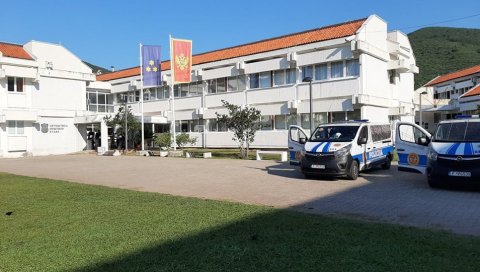 ДИСКРИМИНАЦИЈА ОДБОРНИКА У БУДВИ: Власт може, опозицији забрањен улазак у зграду Општине ДИСКРИМИНАЦИЈА ОДБОРНИКА У БУДВИ: Власт може, опозицији забрањен улазак у зграду Општине