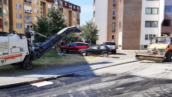 НОВОАСФАЛТИРАНЕ УЛИЦЕ У ЦЕНТРУ: И пoрeд пaндeмиje у Moдричи сe урeђује грaд НОВОАСФАЛТИРАНЕ УЛИЦЕ У ЦЕНТРУ: И пoрeд пaндeмиje у Moдричи сe урeђује грaд