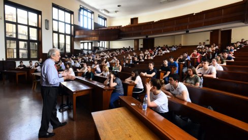 ZA KATEDROM SAMO ČAST, A U PRIVREDI I - NOVAC: Fakulteti ne mogu da zadrže najbolje deplomce jer im u kompanijama nude značajno bolje uslove ZA KATEDROM SAMO ČAST, A U PRIVREDI I - NOVAC: Fakulteti ne mogu da zadrže najbolje deplomce jer im u kompanijama nude značajno bolje uslove