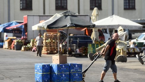 ЛУБЕНИЦА И ДАЉЕ ХИТ: На велетржници тражен купус, кукуруз и крушка