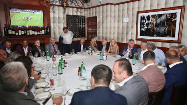 ФАНТОМИ ИЗ ДИЈАСПОРЕ: Опозиција безуспешно упозорава међународну заједницу на кључни проблем избора ФАНТОМИ ИЗ ДИЈАСПОРЕ: Опозиција безуспешно упозорава међународну заједницу на кључни проблем избора