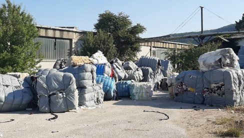 AGONIJA NE PRESTAJE: Građani Drvara i Grahova ponovo najavljuju blokade zbog otpada iz Italije (FOTO) AGONIJA NE PRESTAJE: Građani Drvara i Grahova ponovo najavljuju blokade zbog otpada iz Italije (FOTO)