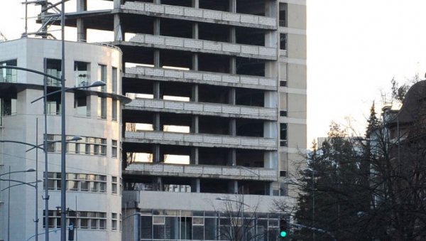 ДВЕ ДЕЦЕНИЈЕ ПОСЛЕ ПОЖАРA: Скелет на продају, а ево по којој цени је понуђена зграда некадашњег Радничког универзитета ДВЕ ДЕЦЕНИЈЕ ПОСЛЕ ПОЖАРA: Скелет на продају, а ево по којој цени је понуђена зграда некадашњег Радничког универзитета