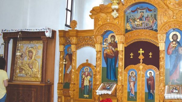КОПИЈА ТРОЈЕРУЧИЦЕ ЧИНИ ЧУДА: Због иконе пресвете Богородице ову цркву походе верници из свих крајева Србије (ФОТО) КОПИЈА ТРОЈЕРУЧИЦЕ ЧИНИ ЧУДА: Због иконе пресвете Богородице ову цркву походе верници из свих крајева Србије (ФОТО)