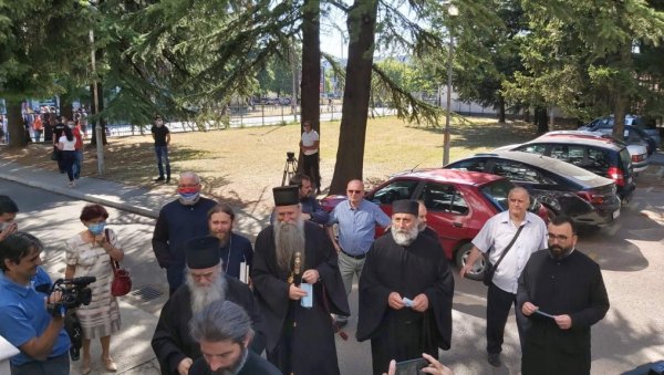 ВЛАДИКА ЈОАНИКИЈЕ ДАНАС ПРЕД СУДОМ: Дочекао га народ уз повике Не дамо владику, не дамо светиње! (ФОТО/ВИДЕО) ВЛАДИКА ЈОАНИКИЈЕ ДАНАС ПРЕД СУДОМ: Дочекао га народ уз повике Не дамо владику, не дамо светиње! (ФОТО/ВИДЕО)