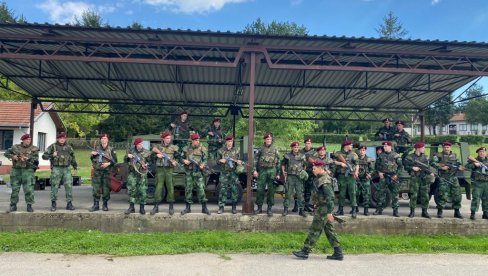 PALA PRVA KLAPA KOŠARA: Oko stotinu članova ekipe angažovano na setu u dvema kasarnama PALA PRVA KLAPA KOŠARA: Oko stotinu članova ekipe angažovano na setu u dvema kasarnama
