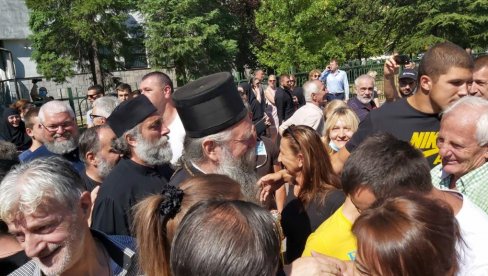 ODLOŽENO ROČIŠTE: Vladika Joanikije i sveštenici pred sudom ponovo u septembru (VIDEO) ODLOŽENO ROČIŠTE: Vladika Joanikije i sveštenici pred sudom ponovo u septembru (VIDEO)