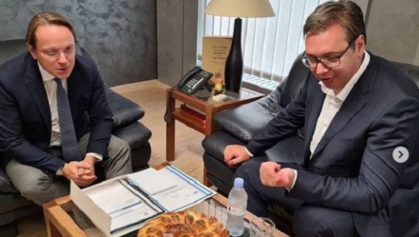 ДОЧЕК УЗ ПРОЈУ И ПОГАЧУ: Александар Вучић у мисији Србије у Бриселу ДОЧЕК УЗ ПРОЈУ И ПОГАЧУ: Александар Вучић у мисији Србије у Бриселу