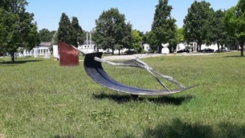 СКЛОНИЛА СКУЛПТУРE ЗБОГ СТРШЉЕНОВА! Директорка самовољно склонила дела вајара са апатинске колоније “Меандер” СКЛОНИЛА СКУЛПТУРE ЗБОГ СТРШЉЕНОВА! Директорка самовољно склонила дела вајара са апатинске колоније “Меандер”
