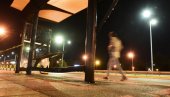 HAOS NA AUTOKOMANDI: Škodom udario u autobusko stajalište, srča na sve strane (FOTO) HAOS NA AUTOKOMANDI: Škodom udario u autobusko stajalište, srča na sve strane (FOTO)