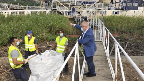 ČISTE DVA KILOMETRA PRIOBALJA: Ekipe Srbijavoda angažovane od Kule Nebojša sve do marine Dorćol ČISTE DVA KILOMETRA PRIOBALJA: Ekipe Srbijavoda angažovane od Kule Nebojša sve do marine Dorćol
