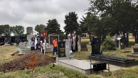 ТУГА И МУК НА ГРОБЉУ У НОВИМ КАРЛОВЦИМА: Наталија и Никола сахрањени у белим ковчезима ТУГА И МУК НА ГРОБЉУ У НОВИМ КАРЛОВЦИМА: Наталија и Никола сахрањени у белим ковчезима