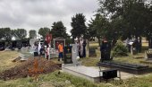 ТУГА И МУК НА ГРОБЉУ У НОВИМ КАРЛОВЦИМА: Наталија и Никола сахрањени у белим ковчезима ТУГА И МУК НА ГРОБЉУ У НОВИМ КАРЛОВЦИМА: Наталија и Никола сахрањени у белим ковчезима