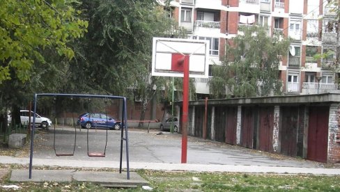PALI LAŽNI POLICAJCI: Maloletnicima naplatili kaznu zbog maski PALI LAŽNI POLICAJCI: Maloletnicima naplatili kaznu zbog maski