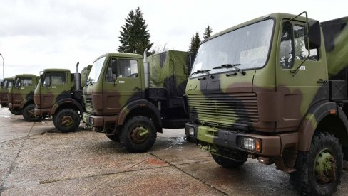 КАМИОН ВОЈСКЕ СРБИЈЕ ПРЕВОЗИО ТЕНК: Попустиле му кочнице, слетео са пута (ФОТО) КАМИОН ВОЈСКЕ СРБИЈЕ ПРЕВОЗИО ТЕНК: Попустиле му кочнице, слетео са пута (ФОТО)