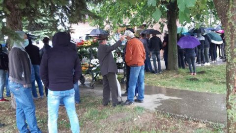 АНЂЕЛИ ОТИШЛИ МЕЂУ АНЂЕЛЕ: Потресне сцене са сахране малишана Наталије и Николе - у тренутку кад је почело опело, почела је киша АНЂЕЛИ ОТИШЛИ МЕЂУ АНЂЕЛЕ: Потресне сцене са сахране малишана Наталије и Николе - у тренутку кад је почело опело, почела је киша