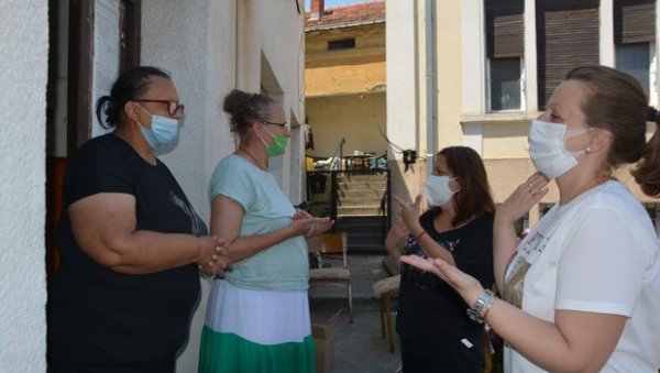 ПОД МАСКАМА НЕ МОЖЕМО ДА ЧИТАМО СА УСАНА: Сведочење глувих и наглувих Крушевљана - пред овим изазовима су се нашли ПОД МАСКАМА НЕ МОЖЕМО ДА ЧИТАМО СА УСАНА: Сведочење глувих и наглувих Крушевљана - пред овим изазовима су се нашли
