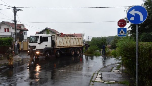 ОДЈЕКНУЛО ЈЕ КАО ДА ЈЕ БОМБА: Снимак са места где се преврнуо војни камион са тенком (ФОТО/ВИДЕО) ОДЈЕКНУЛО ЈЕ КАО ДА ЈЕ БОМБА: Снимак са места где се преврнуо војни камион са тенком (ФОТО/ВИДЕО)