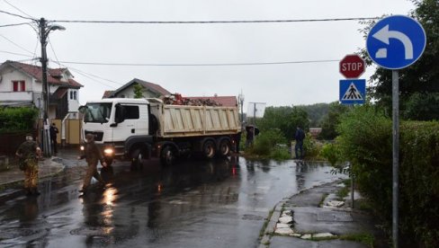 ODJEKNULO JE KAO DA JE BOMBA: Snimak sa mesta gde se prevrnuo vojni kamion sa tenkom (FOTO/VIDEO) ODJEKNULO JE KAO DA JE BOMBA: Snimak sa mesta gde se prevrnuo vojni kamion sa tenkom (FOTO/VIDEO)