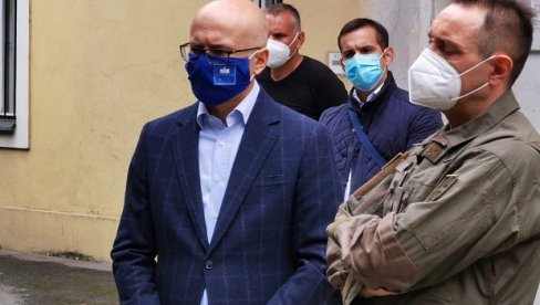 НА ЛЕЧЕЊУ 16 ПАЦИЈЕНАТА: Војна болница у Петроварадину претворена у привремену ковид болницу (ФОТО) НА ЛЕЧЕЊУ 16 ПАЦИЈЕНАТА: Војна болница у Петроварадину претворена у привремену ковид болницу (ФОТО)