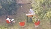 HIT U SRBIJI: Profesor Medicinskog fakulteta drži ispit pod orahom (FOTO) HIT U SRBIJI: Profesor Medicinskog fakulteta drži ispit pod orahom (FOTO)