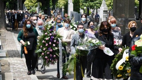 ДАРА САД ДИРИГУЈЕ ХОРУ АНЂЕЛА: На вечни починак у Алеји заслужних грађана на Новом гробљу испраћена Даринка Матић Маровић (ФОТО) ДАРА САД ДИРИГУЈЕ ХОРУ АНЂЕЛА: На вечни починак у Алеји заслужних грађана на Новом гробљу испраћена Даринка Матић Маровић (ФОТО)