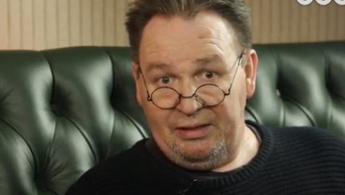 ZBOG ČEGA JE UHAPŠEN GLUMAC VIDAKOVIĆ: Detalji hapšenja - policija razbila staklo i izvlačila ih iz kola ZBOG ČEGA JE UHAPŠEN GLUMAC VIDAKOVIĆ: Detalji hapšenja - policija razbila staklo i izvlačila ih iz kola
