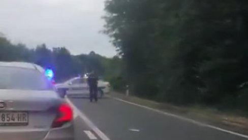 SNIMAK SA MESTA NESREĆE: Poginula jedna osoba u udesu kod Sremčice, saobraćaj obustavljen (VIDEO) SNIMAK SA MESTA NESREĆE: Poginula jedna osoba u udesu kod Sremčice, saobraćaj obustavljen (VIDEO)