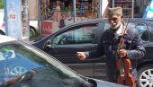 VIOLINISTA NA SEMAFORU: Čiča Dimitrije, iz Aleksinca, zarađuje svirajući VIOLINISTA NA SEMAFORU: Čiča Dimitrije, iz Aleksinca, zarađuje svirajući