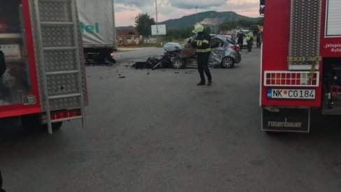 STRAVIČNA SAOBRAĆAJKA U NIKŠIĆU: Poginule dve osobe, jedna teško povređena STRAVIČNA SAOBRAĆAJKA U NIKŠIĆU: Poginule dve osobe, jedna teško povređena