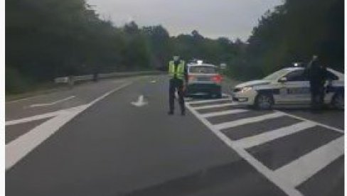 STRAVIČNA FOTOGRAFIJA NESREĆE NA IBARSKOJ: Mercedesu otkinut motor, druga kola prepolovljena (FOTO) STRAVIČNA FOTOGRAFIJA NESREĆE NA IBARSKOJ: Mercedesu otkinut motor, druga kola prepolovljena (FOTO)