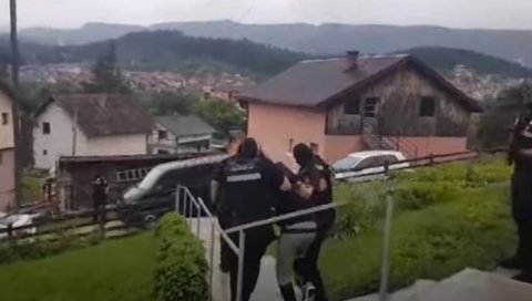 СНИМАК ХАПШЕЊА НИКОЛЕ ИВОВИЋА: Овако је у Палама пао Которанин (ВИДЕО) СНИМАК ХАПШЕЊА НИКОЛЕ ИВОВИЋА: Овако је у Палама пао Которанин (ВИДЕО)