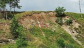 MRZITELJI OSKRNAVILI KRST U BERANAMA: Dobri ljudi ga obnovili (FOTO) MRZITELJI OSKRNAVILI KRST U BERANAMA: Dobri ljudi ga obnovili (FOTO)