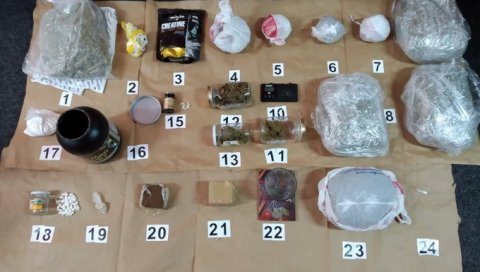 НЕСВАКИДАШЊА ОДЛУКА ВИШЕГ ТУЖИЛАШТВА: Будванину полиција одузела 10 килограма наркотика, тужилац га пустио да се брани са слободе НЕСВАКИДАШЊА ОДЛУКА ВИШЕГ ТУЖИЛАШТВА: Будванину полиција одузела 10 килограма наркотика, тужилац га пустио да се брани са слободе